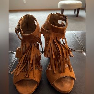 Fringe heeled suede shoes